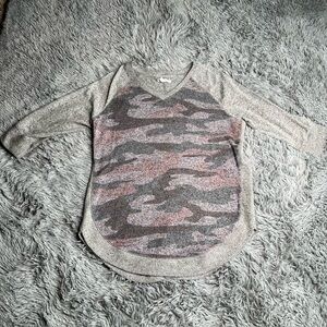 Maurices Sweatshirt Womens Medium Vneck Camouflage Pink Gray Super Soft Top 🎃